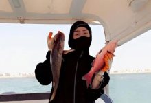 Photo of بعد تدريب 5 سنوات .. صيادة سعودية تروي قصتها مع عالم الصيد