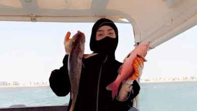 Photo of بعد تدريب 5 سنوات .. صيادة سعودية تروي قصتها مع عالم الصيد
